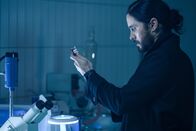 Morbius – Schnell realisiert Morbius (Jared Leto), dass er durch seine Experimente die Büchse der Pandora geöffnet hat.