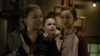 Annedroids – Anne (Addison Holley) erklärt Shania (Adrianna Di Liello) und Charlie (Devyn Nekoda), worauf sie achten müssen, wenn sie für Anne den Schrottplatz und die Androiden bewachen.