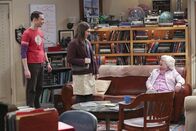 The Big Bang Theory – Amys (Mayim Bialik, M.) erste Begegnung mit Sheldons (Jim Parsons, l.) Oma Meemaw (June Squibb, r.) stellt sich leider als nicht sehr angenehm heraus. Wenn es nämlich nach der strengen Meemaw geht, ist niemand gut genug für ihren Enkel - schon gar nicht jemand wie Amy, die Sheldon schon mal das Herz gebrochen hat ...