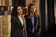 Castle – Ehe sich das New Yorker Team versieht, übernehmen Rachel McCord (Lisa Edelstein, l.) und Kate Beckett (Stana Katic, r.) ihren aktuellen Fall ...
