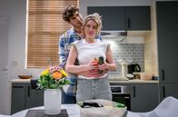 Sturm der Liebe – Greta (Laura Osswald, vorne) muss ihre Frisur vor Noah (Christopher Jan Busse, hinten) retten, da das Shooting verschoben wurde.