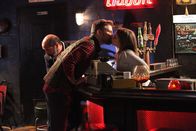 Community – Brittas (Gillian Jacobs, r.) Ex-Freund Rick (Travis Schuldt, l.) überredet sie dazu, mit ihm ein Guerilla-Marketing-Projekt für Honda durchzuführen ...