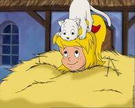 Bibi und Tina – Bibi ist mit ihrem Hexenbesen versehentlich mitten in einem Heuwagen gelandet.