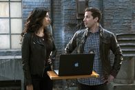 Brooklyn Nine-Nine – Rosa Diaz (Stephanie Beatriz, l.); Jake Peralta (Andy Samberg, r.)