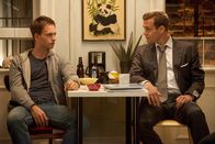 Suits – Nach einem persönlichen Verlust verliert Mike (Patrick J. Adams, l.) den Halt. Harvey (Gabriel Macht, r.) sucht das Gespräch – und trifft auf einen völlig veränderten Mike.