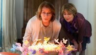 Almuth und Rita - Zwei wie Pech und Schwefel – Rita (Cornelia Froboess, re.) überrascht Almuth (Senta Berger) mit einer Geburtstagstorte und bittet sie, sich etwas zu wünschen.