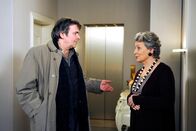 Rote Rosen – ARD ROTE ROSEN FOLGE 1706 Uhr im ERSTEN. Nicos (Markus Graf, l.) lernt Inge (Peggy Lukac, r.) kennen und ist sofort entflammt.
