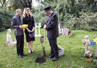 Verliebt in Berlin – Doreen (Alexandra Seefisch, M.) zuliebe zieht Jürgen (Oliver Bokern, l.) die Beerdigung des Kanarienvogels Sabine auf dem Tierfriedhof in aller Ernsthaftigkeit durch.