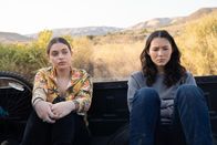 Umma – River (Odeya Rush, l.); Chris (Fivel Stewart, r.)