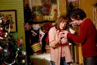 The Middle – Zu Weihnachten vertragen sich Frankie (Patricia Heaton, l.) und Axl (Charlie McDermott, r.) wieder, doch der Frieden währt nicht lange ...
