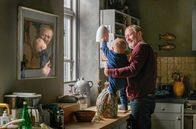 Die Wege des Herrn – Johannes (Lars Mikkelsen) freut sich über seinen Enkel Anton.