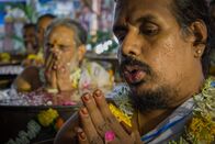 Magie des Monsuns – Priester beten zu Gott Varuna damit er ihnen den Monsunregen bringt, Mumbai, Indien.
