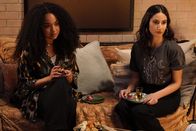 The Bold Type – Kat Edison (Aisha Dee, l.); Adena El Amin (Nikohl Boosheri, r.)