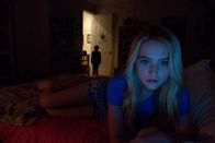 Paranormal Activity 4 – Seit dem Einzug der neuen Nachbarn geschehen mysteriöse Dinge - auch in dem Haus, in dem Alice (Kathryn Newton, vorne) mit ihrer Mutter lebt ...