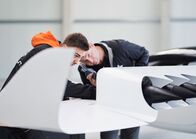 Große Erfindungen – Mechaniker überprüfen einen Flugzeugmotor