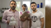 Zaun an Zaun – Can (Aram Arami, rechts) möchte seinen verwitweten Vater Kenan (Adnan Maral) gerne mit Gül (Berivan Kaya), eine alleinstehende Frau aus der türkischen Gemeinde, verkuppeln.