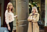 Mom – Bonnie (Allison Janney, l.); Marjorie (Mimi Kennedy, r.)