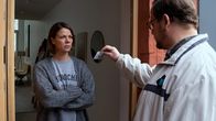 Alles auf Rot – Kessel telefoniert gerade mit Schukri, als Voss (Andreas Anke, r.) vor der Haustür steht und auf Claire (Jessica Schwarz, l.) einredet.
