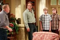 Immer wieder Jim – L-R: Andy (Larry Joe Campbel),Jim (James Belushi) , Cole Sprouse, Dylan Sprouse.