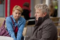 Danni Lowinski – Dannis neuer Mandant, Matthias Sirrka (Jörg Schüttauf, r.), hatte einen Motorradunfall und will nun gerichtlich gegen seine Krankenkasse vorgehen. Nach und nach jedoch glaubt er seinen Fall bereits verloren zu haben. Doch er hat nicht mit Danni (Annette Frier, l.) gerechnet ...