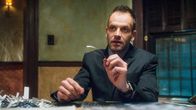 Elementary – Ermittelt in einem Fall, der mit einem sehr seltenen prähistorischen Fossil in Verbindung steht: Für den brillanten Kopf Sherlock Holmes (Jonny Lee Miller), der die Herausforderung liebt, ein regelrechtes Vergnügen.