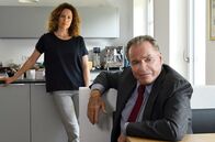 Um Himmels Willen – Bürgermeister Wöller (Fritz Wepper, r.) will mit Katharina Frey (Regula Grauwiller, l.) über deren Ex-Mann Alexander sprechen.