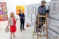 Die Rosenheim-Cops – Hausmeister Winkler (Steffen Wolf, r.) hilft Marie Hofer (Karin Thaler, l.) und Dr. Baumgartner (Oliver Bürgin, M.), die Bilder in der Stadtzeichner-Ausstellung umzuhängen.