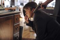 Castle – Durch Zufall gerät Richard Castle (Nathan Fillion) Mitten in einen Banküberfall. Es gelingt ihm, Beckett per Handy zu informieren, was einem der Bankräuber gar nicht gefällt ...