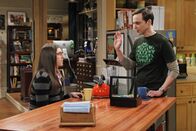 The Big Bang Theory – Sind sich nicht einig, in welchen Partnerkostümen sie zur Halloween-Party gehen wollen: Amy (Mayim Bialik, l.) und Sheldon (Jim Parsons, r.) ...