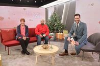 Der geschenkte Tag – Moderator Sven Kroll (r) mit Susanne Malik und Shabaz Malik (M).