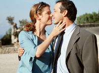 Sieben Tage im Paradies – Der Bauunternehmer Uli Fischer (Michael Roll) will mit seiner Geliebten Jana (Ursula Buschhorn) ein paar schöne Tage auf der Sonneninsel Mallorca verbringen. Weiteres Bildmaterial finden Sie unter www.br-foto.de.