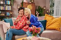 Wohnzimmer-Comedy - Mit Dui do on de Sell – SÜDWESTRUNDFUNK Wohnzimmer-Comedy - Mit Dui do on de Sell v.li.: Petra (Petra Binder) und Doris (Doris Reichenauer)
