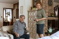 Rentnercops – Günter Hoffmann (Wolfgang Winkler, l.) will nicht, dass seine Frau Heidrun (Verena Plangger, r.) seinen Kollegen Edwin pflegt.