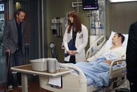 Dr. House – Die neue weibliche Unterstützung im Team ist Medizinstudentin Marthy Masters (Amber Tamblyn, M.). House (Hugh Laurie, l.) stört, dass sie keine Erfahrung hat, doch beim Fall des kranken Wahlkampfmanagers (Jack Coleman, r.) darf sie helfen ...