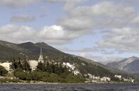 Stadt Land Kunst – Am Ufer des Nahuel-Huapi-Sees in den argentinischen Anden liegt die Stadt Bariloche. Einst bot sie zahlreichen deutschen Einwanderern Zuflucht – darunter auch einigen Verbrechern aus der Nazizeit.