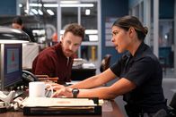 The Rookie – Ein Software-Update legt das ganze System lahm und sorgt für Chaos. Von links: Rodge Bronson (Zander Hawley) und Celina Juarez (Lisseth Chavez)