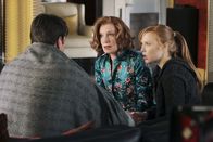 Castle – In letzter Sekunde konnten Richard Castle (Nathan Fillion, l.) und Kate Beckett aus dem Kühllaster befreit werden. Alexis (Molly C. Quinn, r.) und Martha (Susan Sullivan, l.) sind heilfroh ...