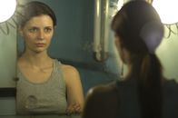 Walled In - Mauern der Angst – Sam (Mischa Barton) macht beunruhigende Entdeckungen in dem achtstöckigen Betonklotz.
