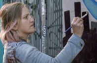This Train I Ride – Die 40-jährige Ivy ist als Jugendliche jahrelang auf Güterzügen durchs Land gereist. Heute lebt sie in San Francisco und leitet ein kunsttherapeutisches Zentrum für obdachlose Frauen.