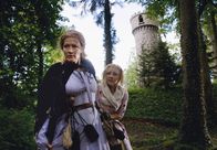 Rapunzel – Die Zauberin (Suzanne von Borsody) hat Rapunzel (Luisa Wietzorek) die Haare abgeschnitten und verbannt sie aus dem Turm, als sie von der Liebe zwischen Rapunzel und dem Prinzen erfährt.