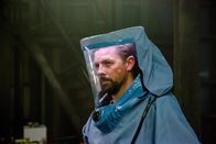 Der Schwarm – Tauchbootexperte Luther Roscovitz (Klaas Heufer-Umlauf) trägt einen Schutzanzug mit Vollvisier.