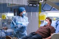 The Good Doctor – Dr. Shaun Murphy (Freddie Highmore, l.) Die Verwendung des sendungsbezogenen Materials ist nur mit dem Hinweis und Verlinkung auf TVNOW gestattet.