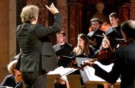 Große Messe - W. A. Mozart – Unter der Leitung von Jean-Christophe Spinosi (li.) begeistern das Ensemble Matheus und der Chor Vox 21 mit einer grandiosen Interpretation dieses Meisterwerks in der Chapelle de la Trinité in Lyon.