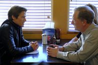 MacGyver – Kann MacGyver (Lucas Till, l.) sich als Auftragskiller Murdoc ausgeben und eine Terrororganisation hinter das Licht führen?