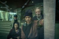 Die Beschatter – Schrecklicher Fund im Basler Zolli: Meryl Marty als Agotha Bayani (Vorne, Mitte), Marcus Mislin als François Zeyssolff (rechts)