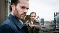 Tatort – Peter Faber (Jörg Hartmann) hat seine Waffe auf Markus Graf (Florian Bartholomäi) gerichtet - der hat die Familie des Kommissars auf dem Gewissen.