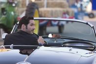 Lucifer – Auf der Suche nach einem Wirtskörper streift die Seele von Lucifers (Tom Ellis) Mutter durch die Stadt, unterdessen setzten Lucifer und Amenadiel alles daran, sie ausfindig zu machen ...