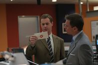 Navy CIS – Als McGee (Sean Murray , l.) einen Brief, der mit einem Lippenstiftabdruck versiegelt ist, in der Hand hält, glaubt Tony (Michael Weatherly, r.), dass er von einer seiner Angebeteten ist. Ein fataler Fehler ...