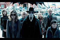 Dark Shadows – Barnabas Collins (Johnny Depp, Mi.) will seiner einst einflussreichen Familie wieder zu Erfolg verhelfen.