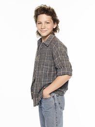 Young Sheldon – (1. Staffel) - Als Sportskanone der Familie ist Georgie (Montana Jordan) genau das, was sich sein Vater als Sohn immer erträumt hat. Dass er geistig mit seinem kleineren Bruder Sheldon nicht mithalten kann, tut da überhaupt nichts zur Sache ...
